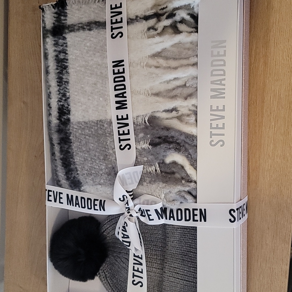 Steve Madden hat and scarf gift set
